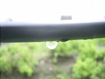 点滴灌漑パイプは水を滴下します。点滴灌漑パイプは灌漑用水を節約し、作物の灌漑用水の量を細かく制御するのは簡単です。特に水不足や貴重な水資源のある地域に適しています。点滴灌漑パイプの設計により節水の役割を果たします